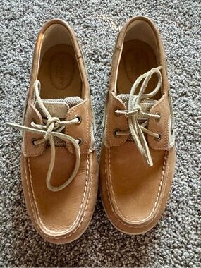 Women’s Sperry’s Tan Leather boat shoes w/ light laces